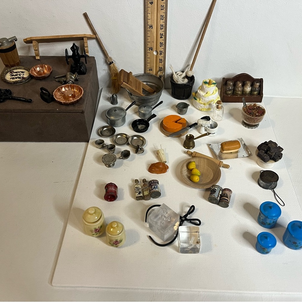 Vintage! Over 30 piece lot dollhouse miniatures for kitchen. Booze tobbaco Pepsi